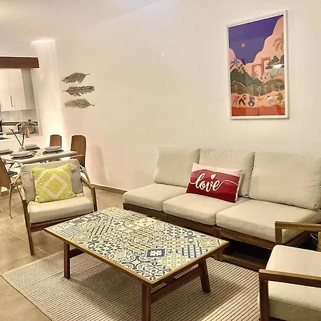 Coastal 2-bed Penthouse With Roof Terrace And Sea View Appartement *