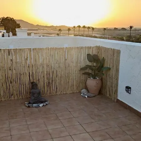 Coastal 2-bed Penthouse With Roof Terrace And Sea View *
